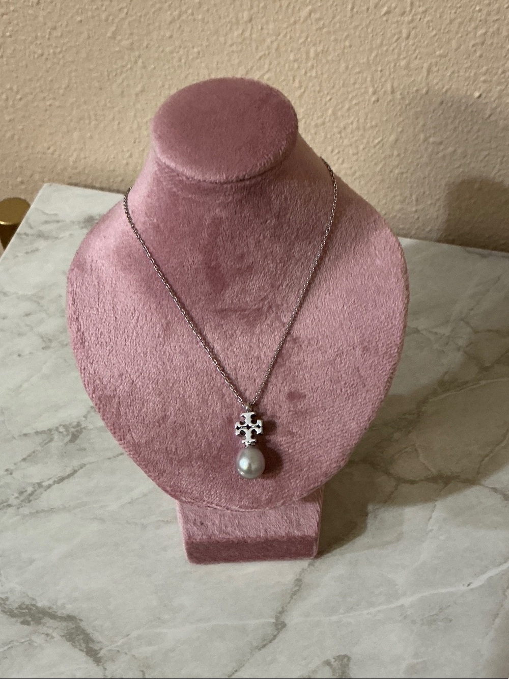 Tory Burch Silver Tone Logo Pendant Necklace with Pearl Absolutely Stunning 🤩